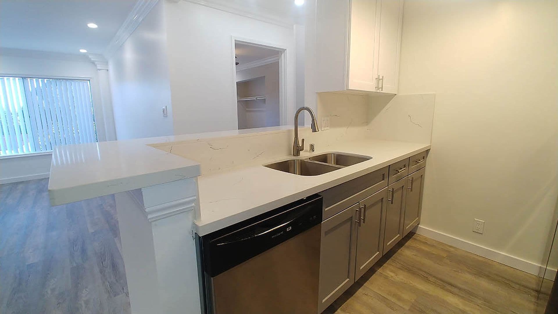 Hollywood Hills Apartment: 2020 N. Beachwood Dr.