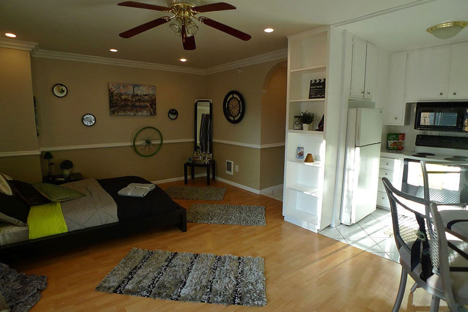 Hollywood Hills Apartment: 2212 N. Cahuenga Blvd.