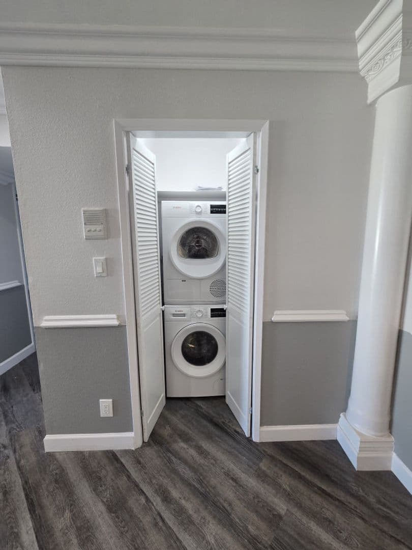 Hollywood Apartment: 940 N. Ardmore Ave.