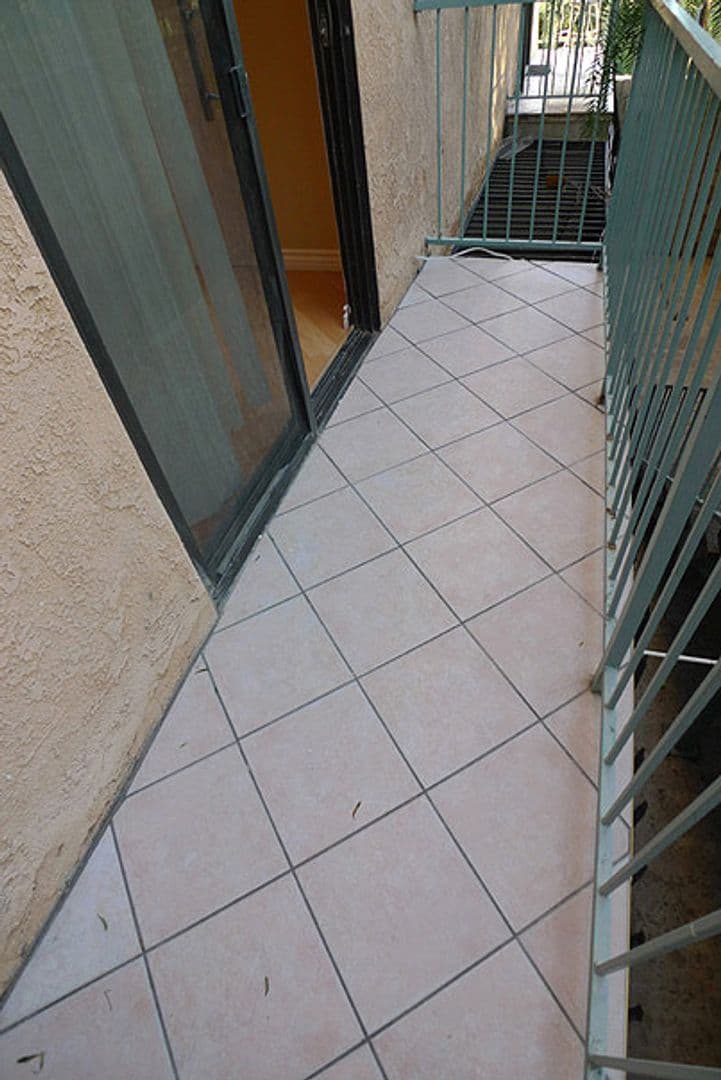 Hollywood Hills Apartment: 2069 N. Argyle Ave.