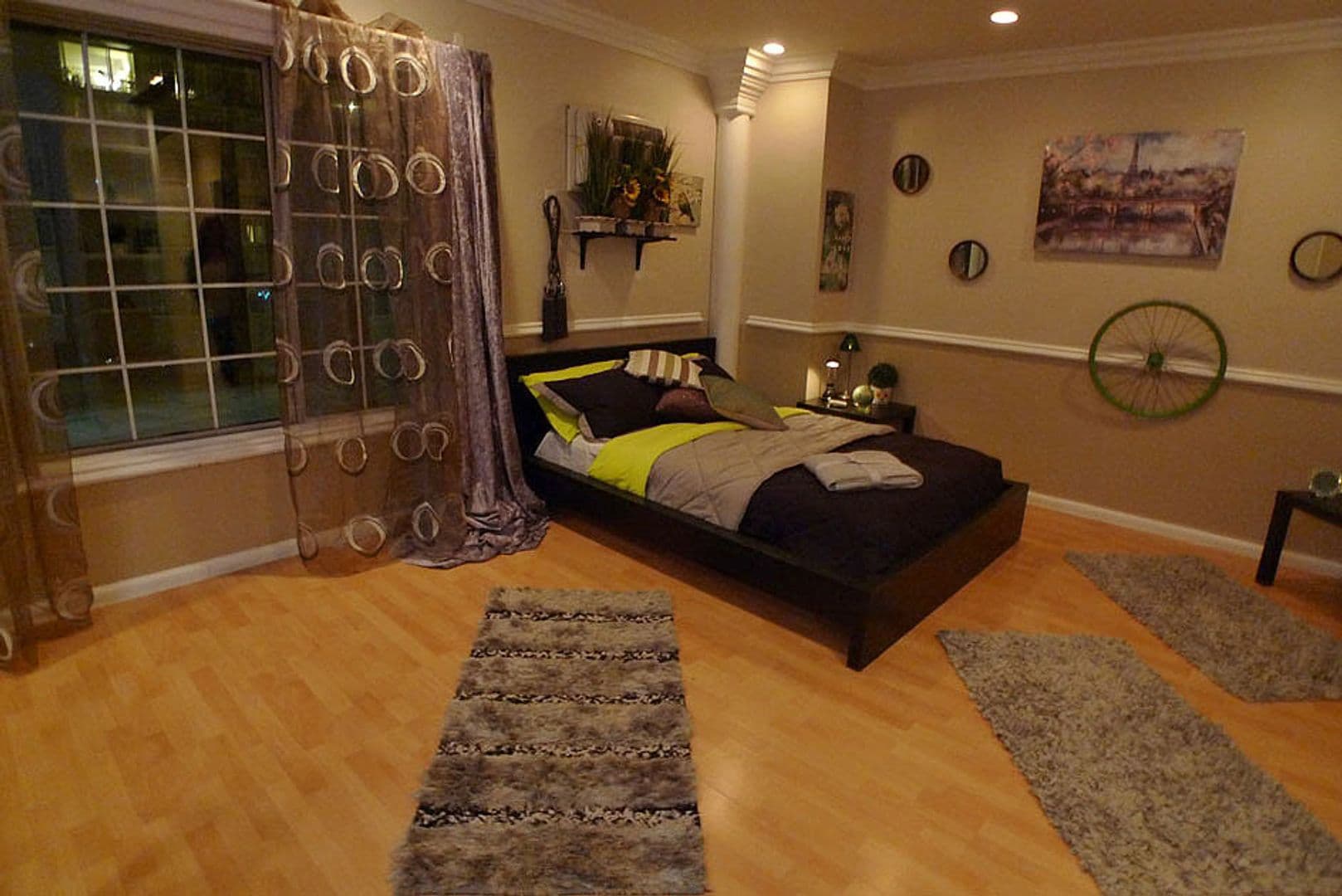 Hollywood Hills Apartment: 2212 N. Cahuenga Blvd.