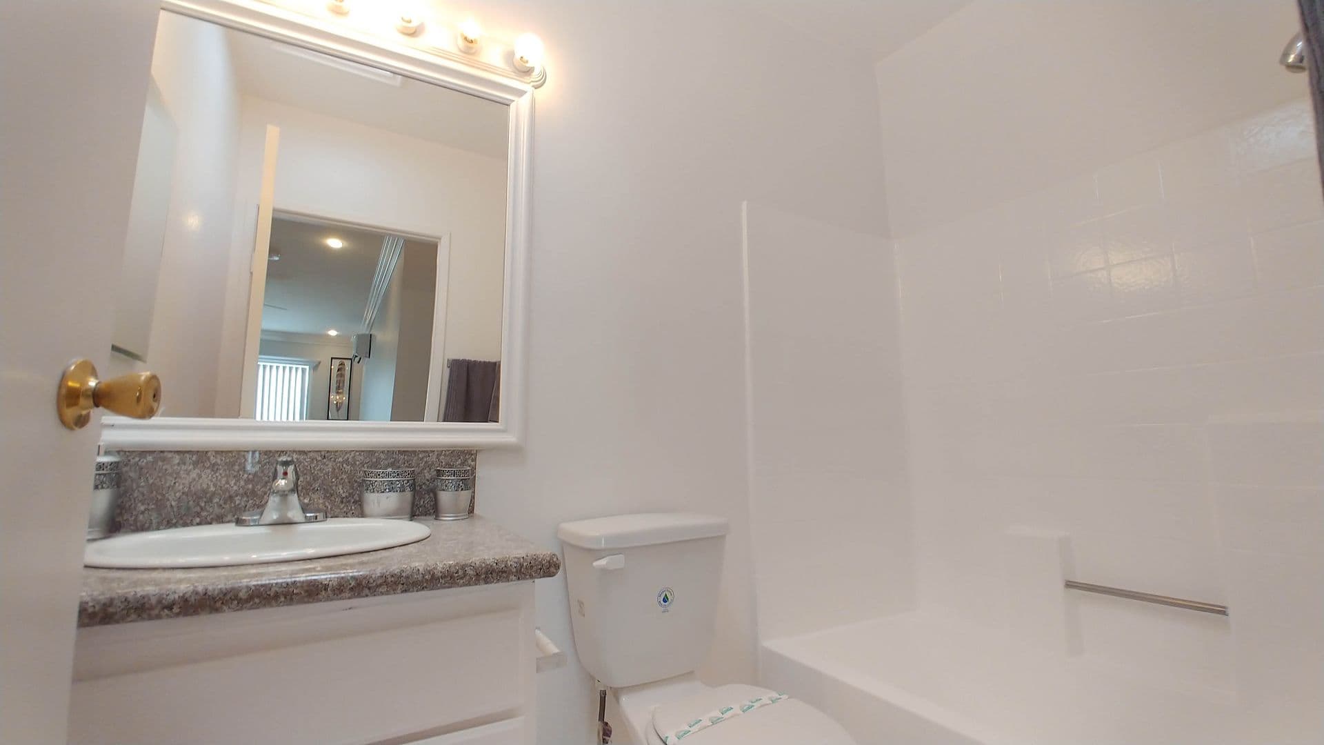 Hollywood Apartment: 6010 Romaine St.