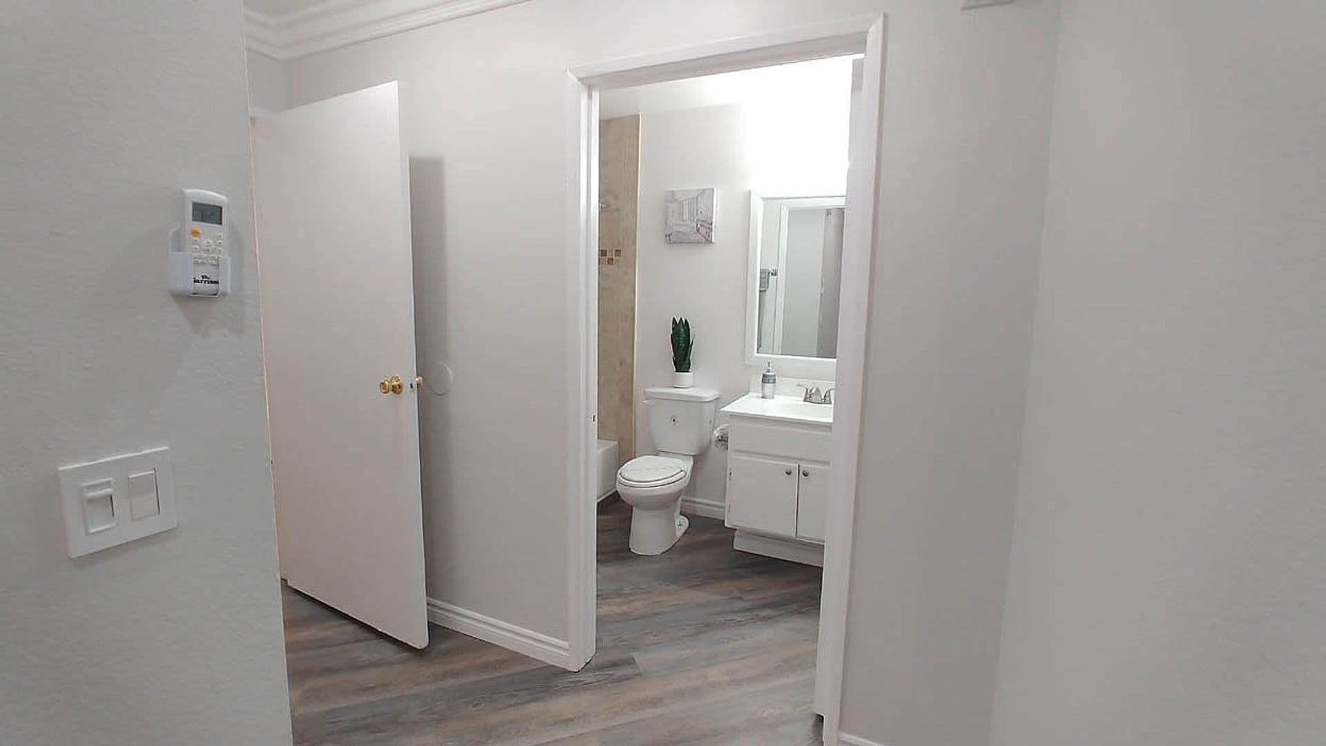 Hollywood Apartment: 6010 Romaine St.