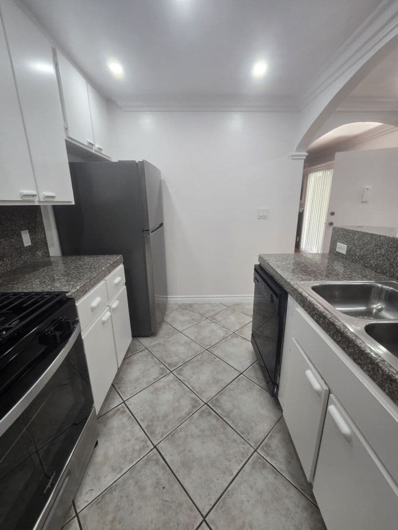 Hollywood Apartment: 940 N. Ardmore Ave.