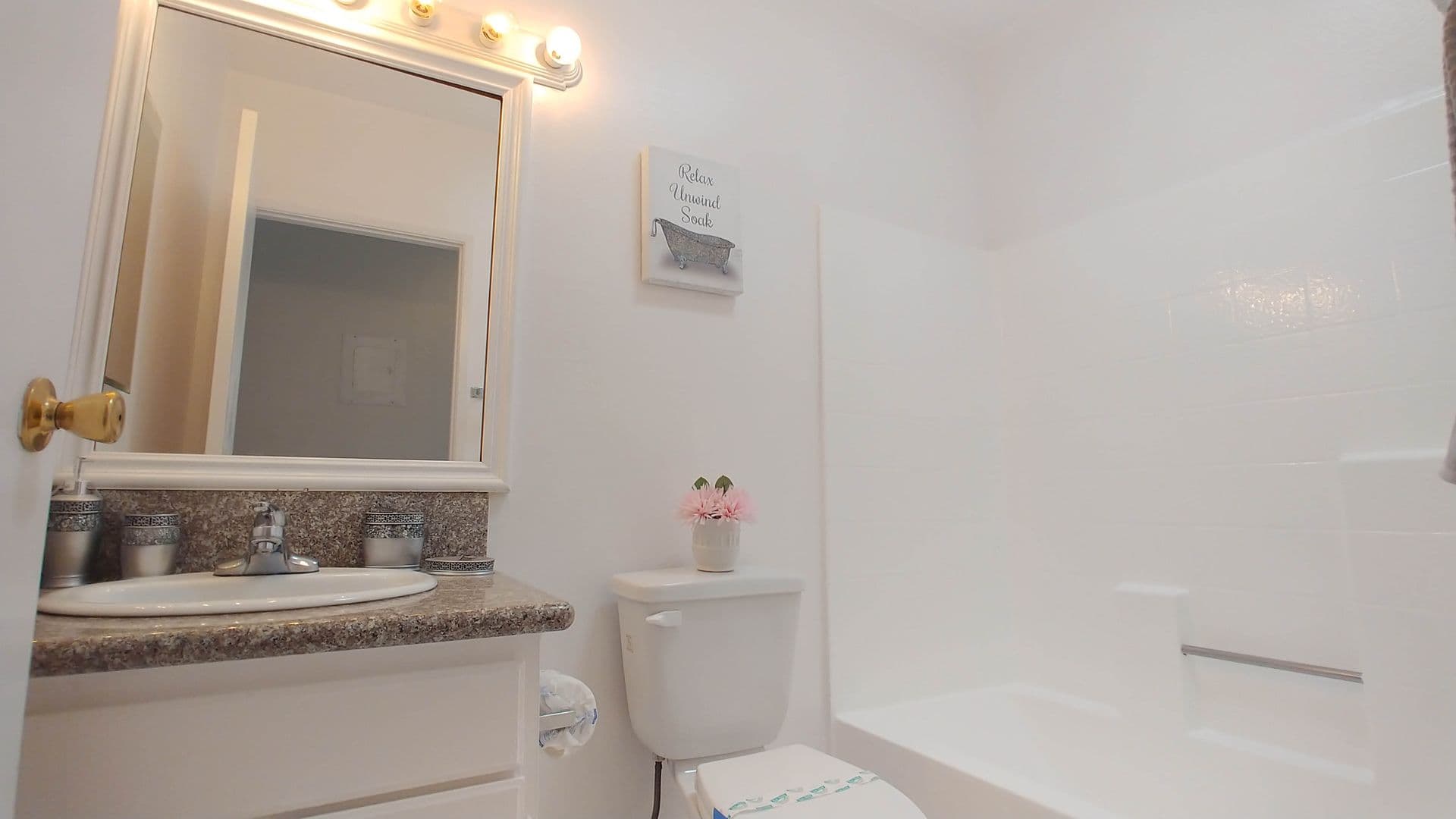 Hollywood Apartment: 6010 Romaine St.