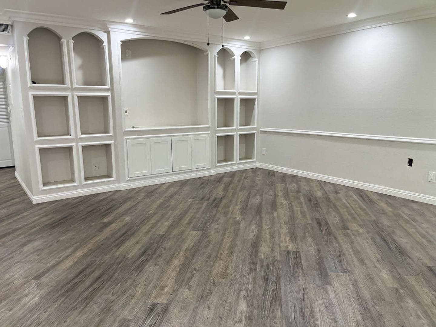Van Nuys Apartment: 13805 Sherman Way