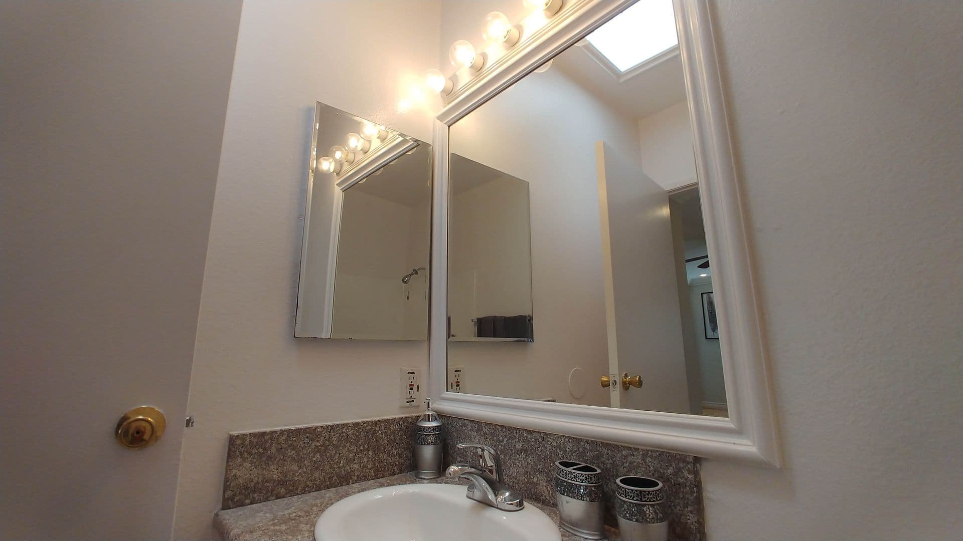 Hollywood Apartment: 6010 Romaine St.