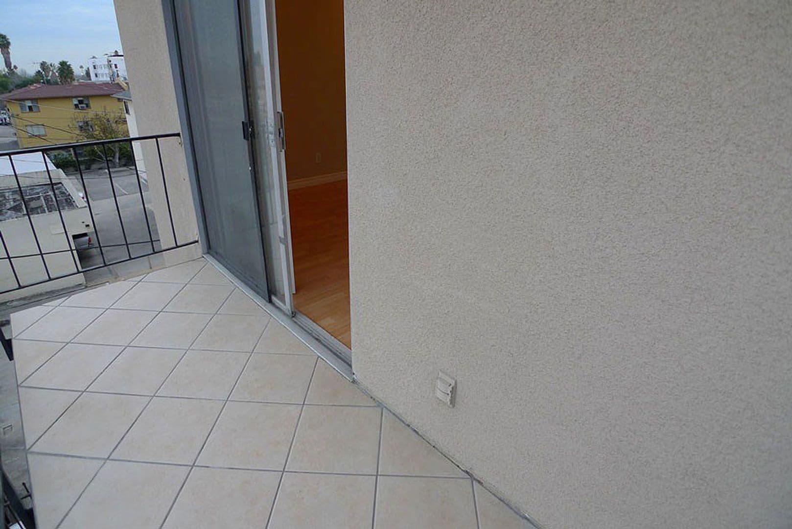 Hollywood Apartment: 1730 N. Gramercy Pl.