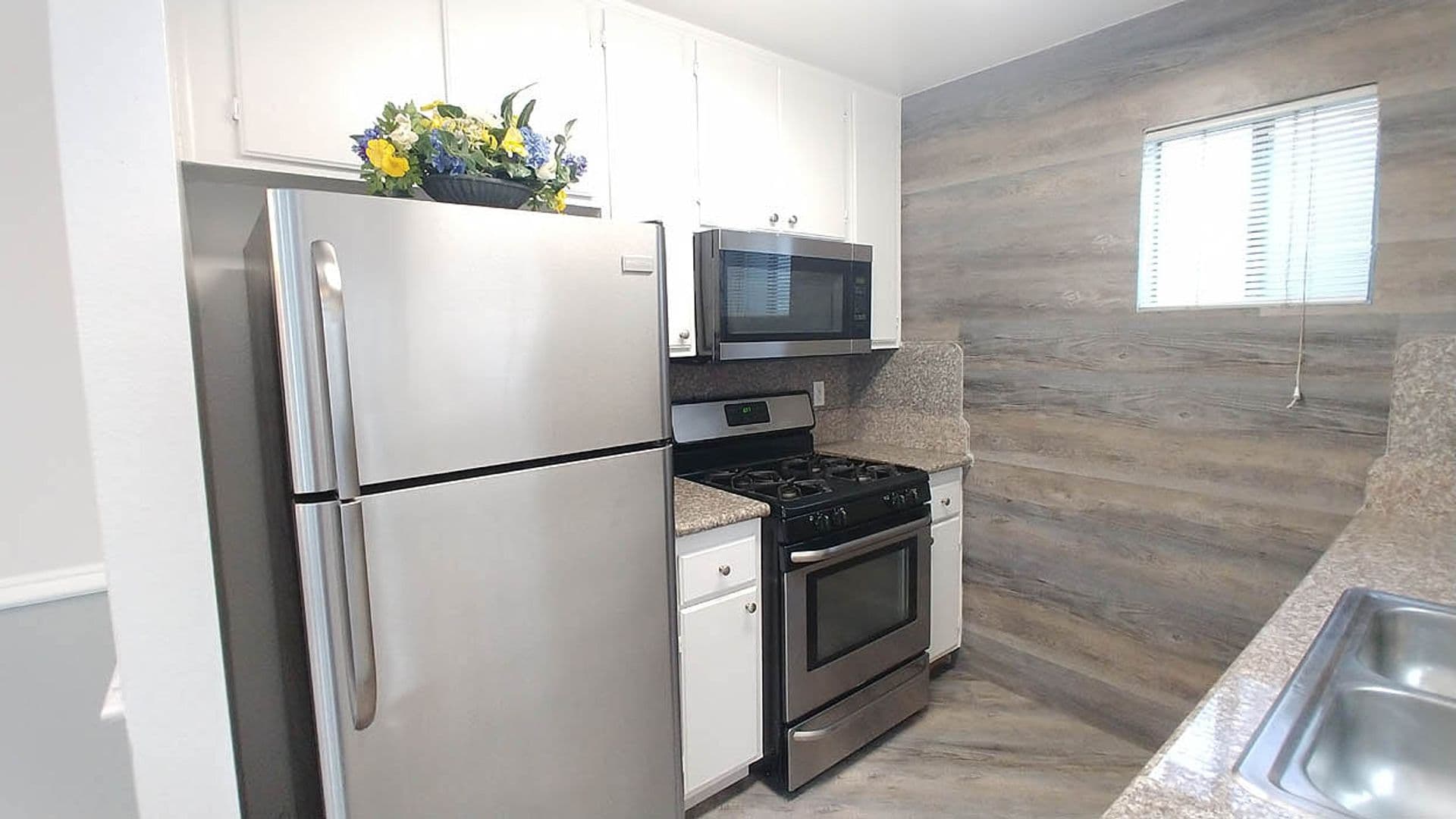 Hollywood Apartment: 6010 Romaine St.