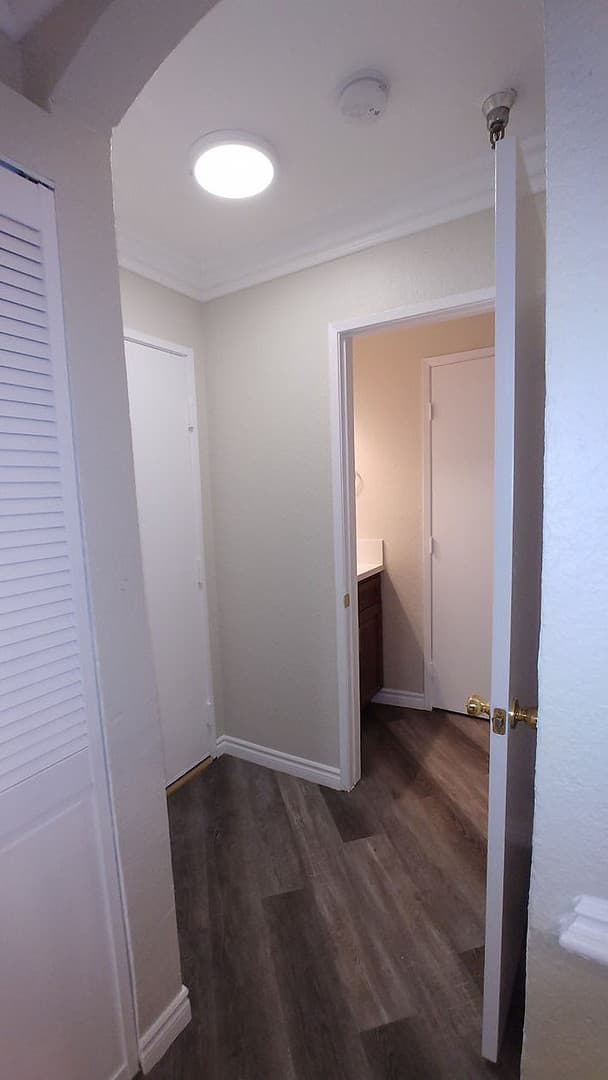 Hollywood Hills Apartment: 2069 N. Argyle Ave.