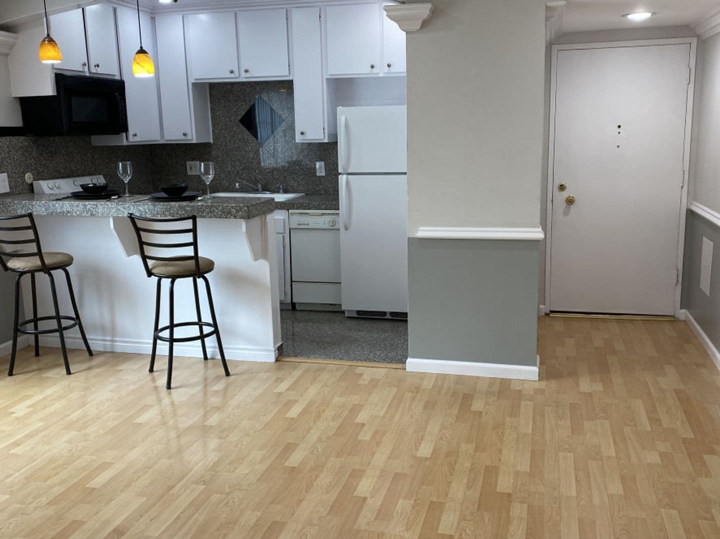Hollywood Apartment: 1730 N. Gramercy Pl.