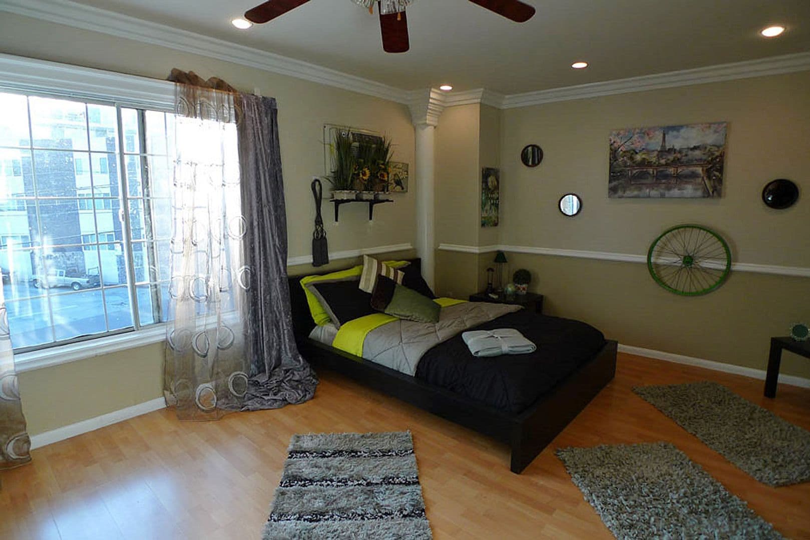 Hollywood Hills Apartment: 2212 N. Cahuenga Blvd.