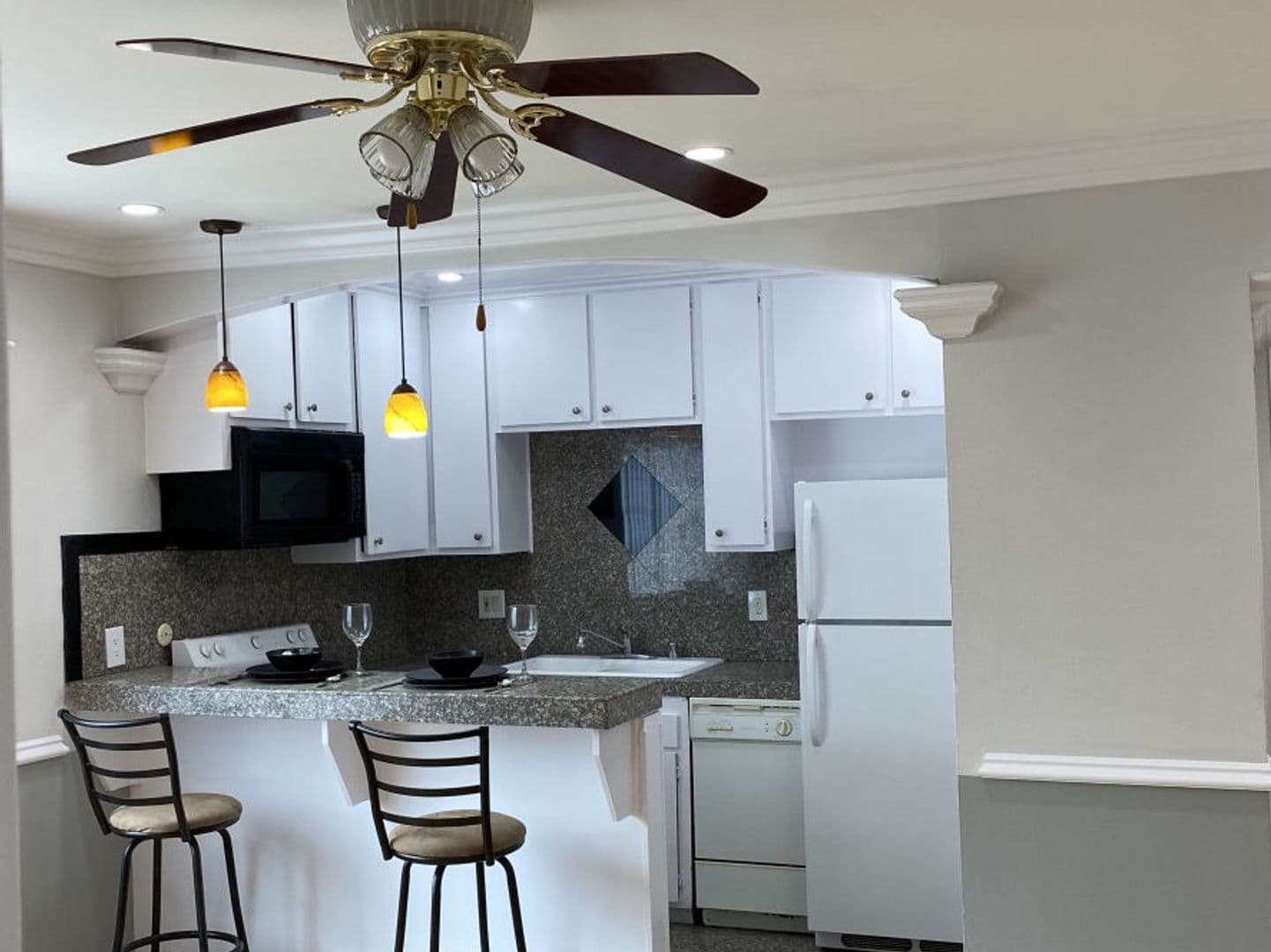 Hollywood Apartment: 1730 N. Gramercy Pl.