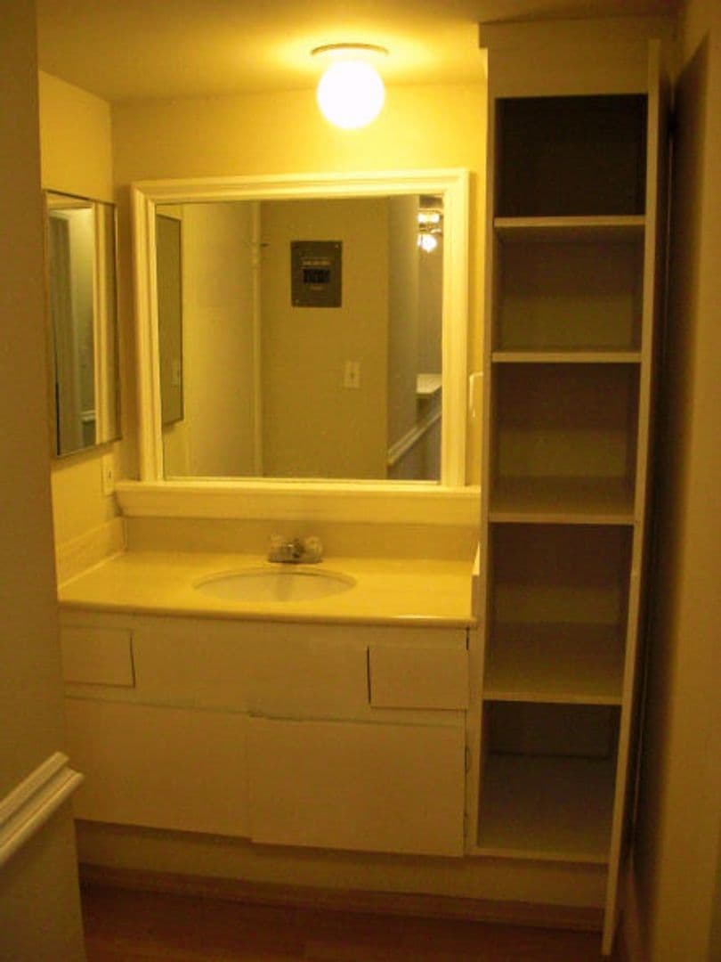 Hollywood Hills Apartment: 2020 N. Beachwood Dr.