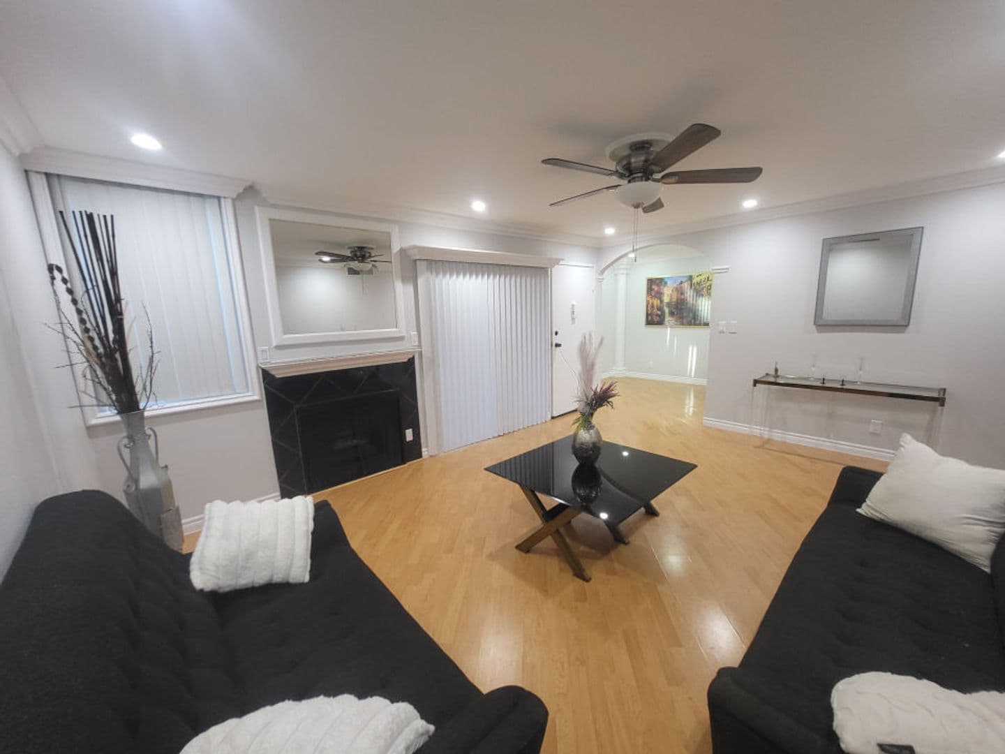 Hollywood Apartment: 940 N. Ardmore Ave.