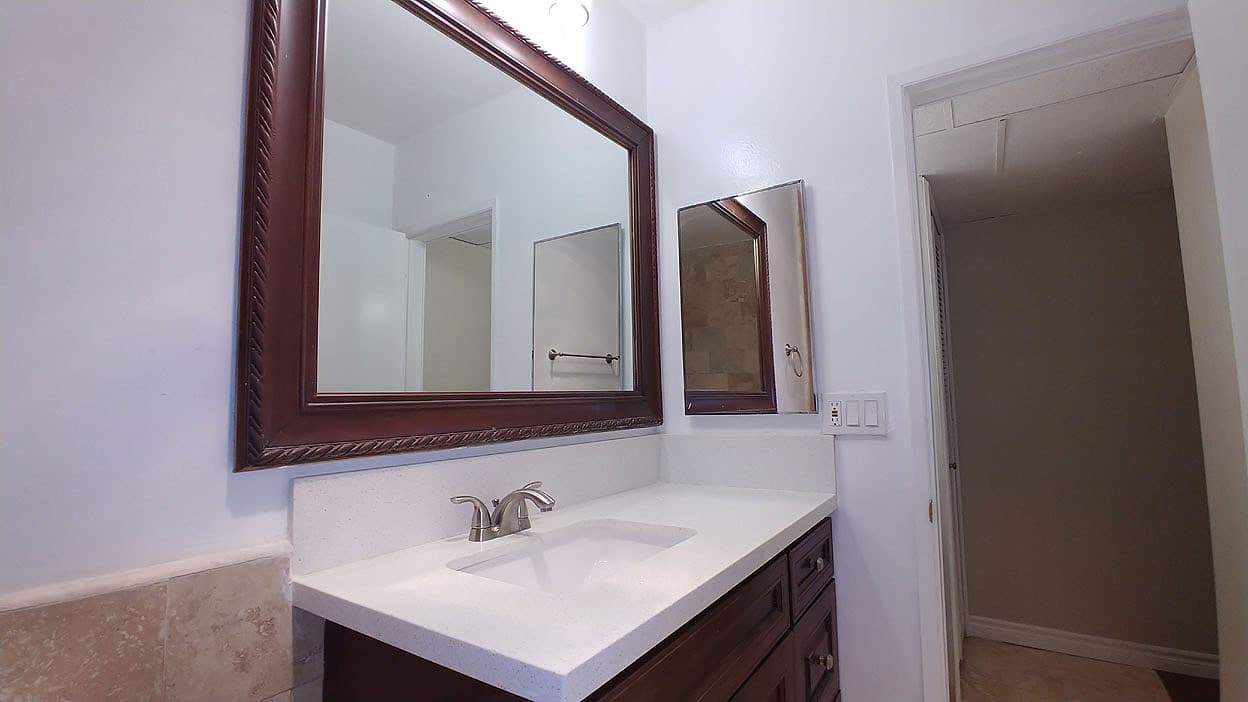 Hollywood Apartment: 1730 N. Gramercy Pl.
