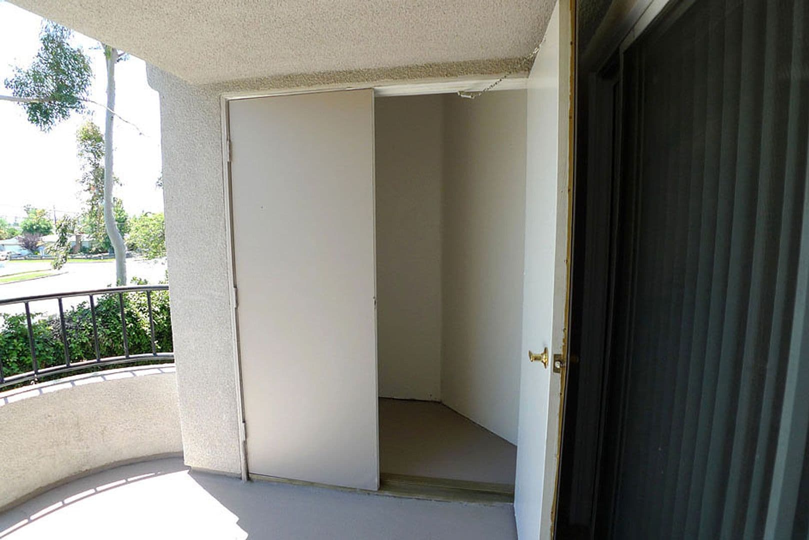 Rialto Apartment: 1414 N. Riverside Ave.