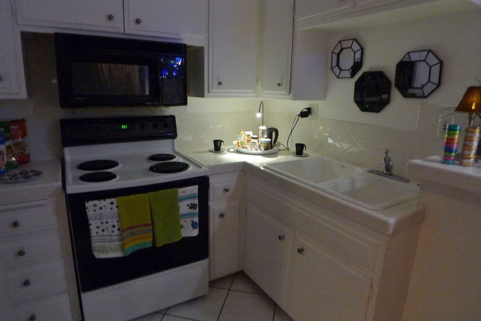 Hollywood Hills Apartment: 2212 N. Cahuenga Blvd.