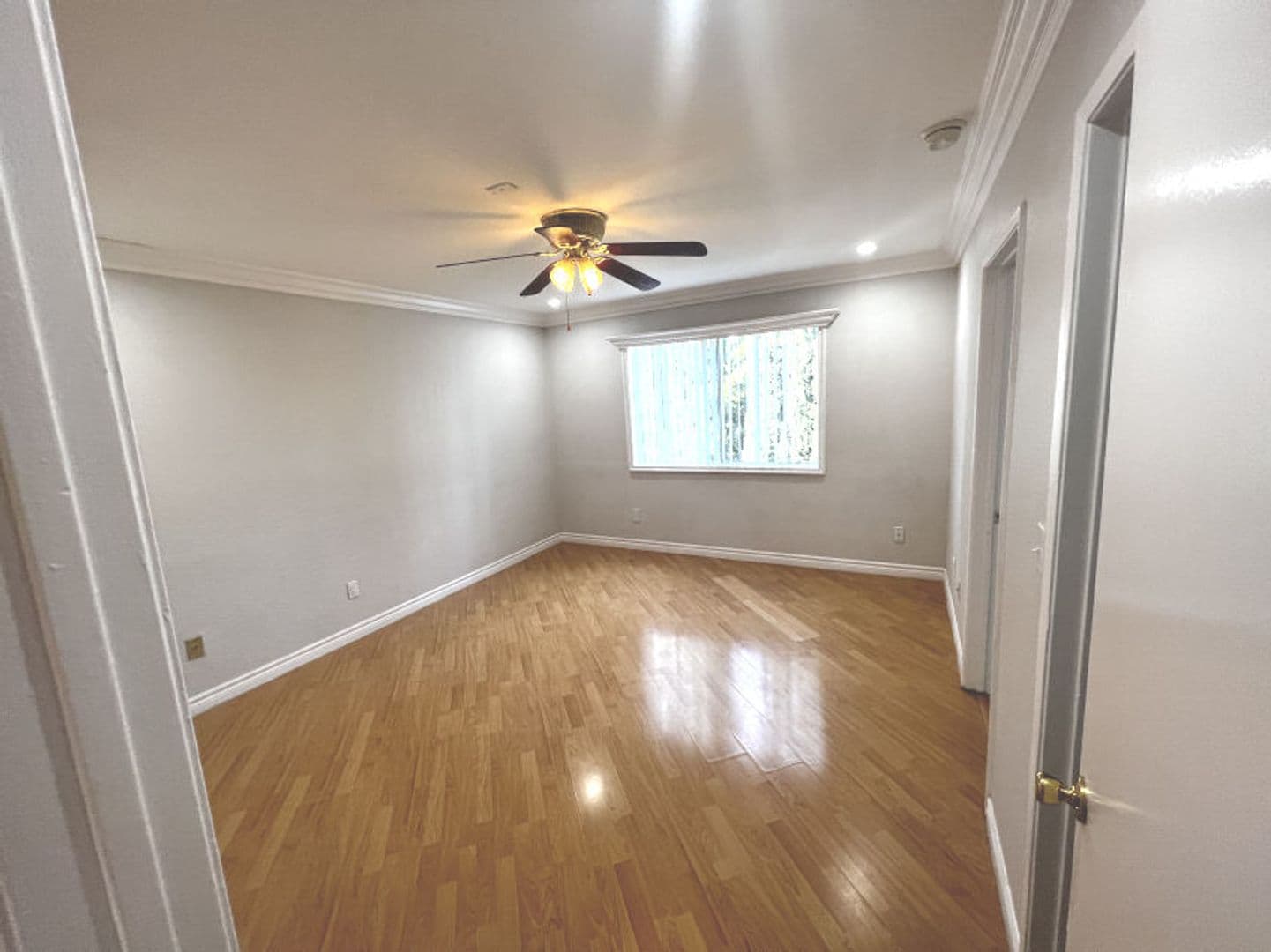 Van Nuys Apartment: 13805 Sherman Way