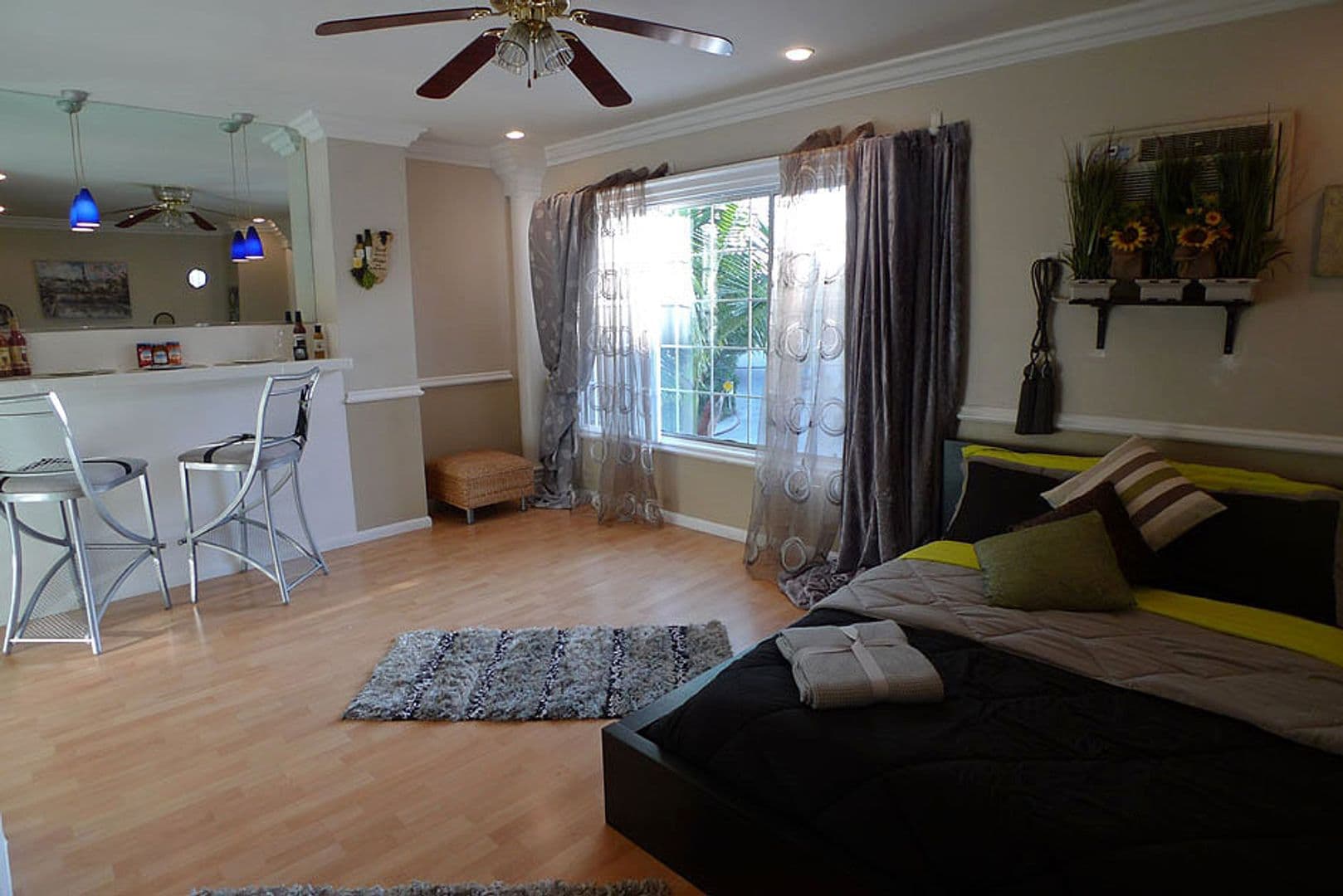 Hollywood Hills Apartment: 2212 N. Cahuenga Blvd.