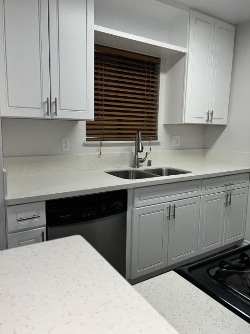 North Hills Apartment: 8950 Memory Park Ave.