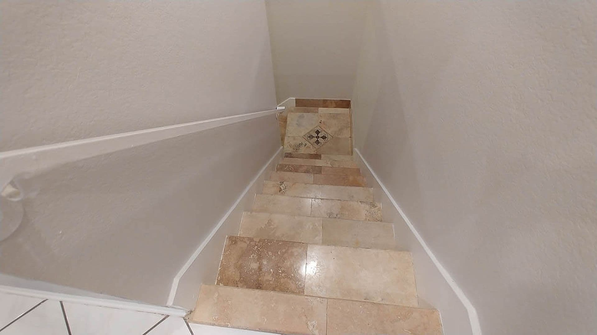 Hollywood Hills Apartment: 2069 N. Argyle Ave.