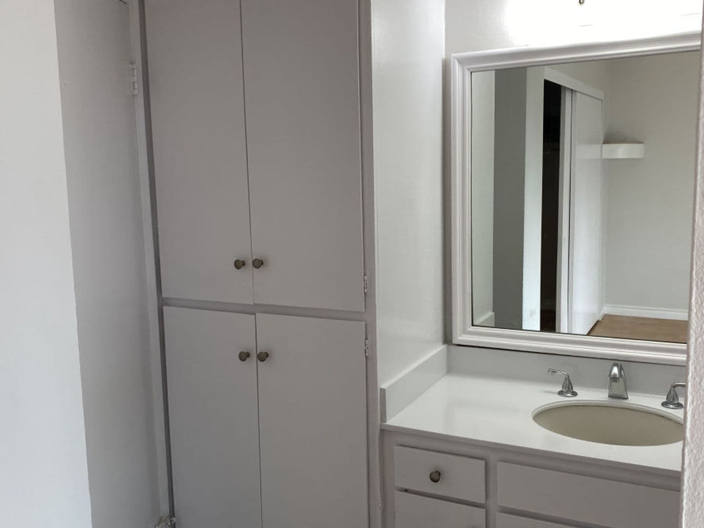 Hollywood Apartment: 1730 N. Gramercy Pl.
