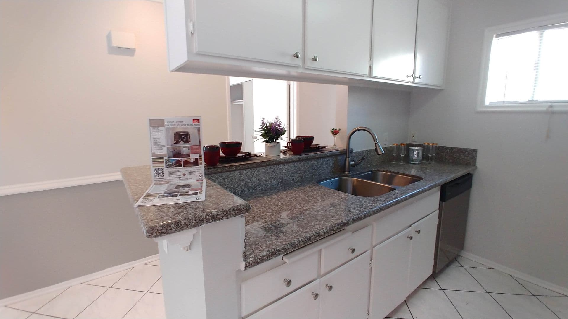 Hollywood Apartment: 6010 Romaine St.