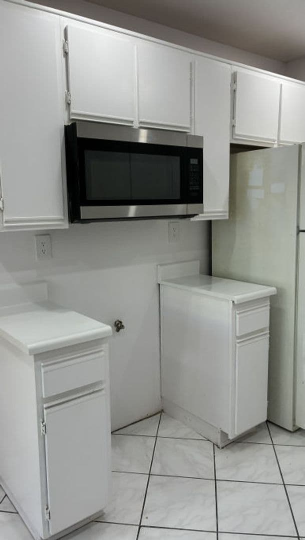 Van Nuys Apartment: 13805 Sherman Way
