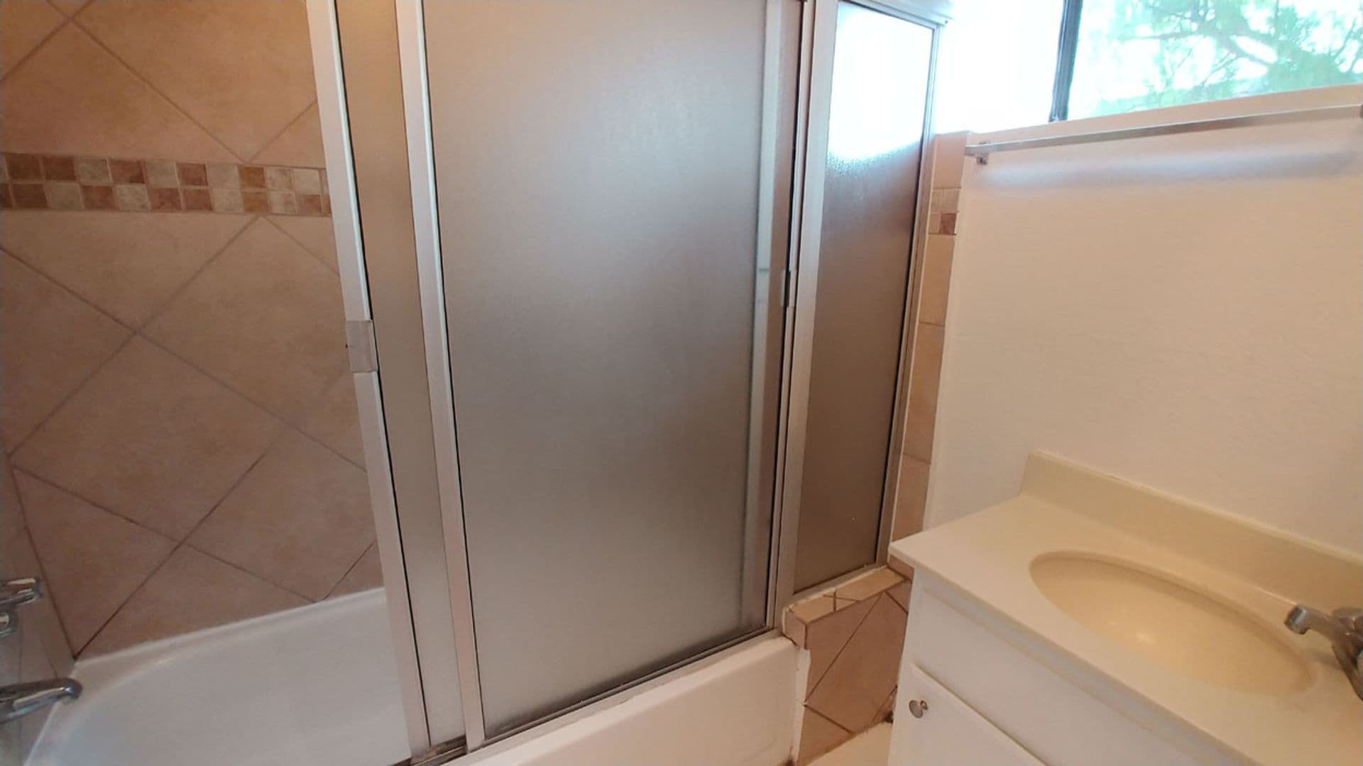 Hollywood Hills Apartment: 2069 N. Argyle Ave.