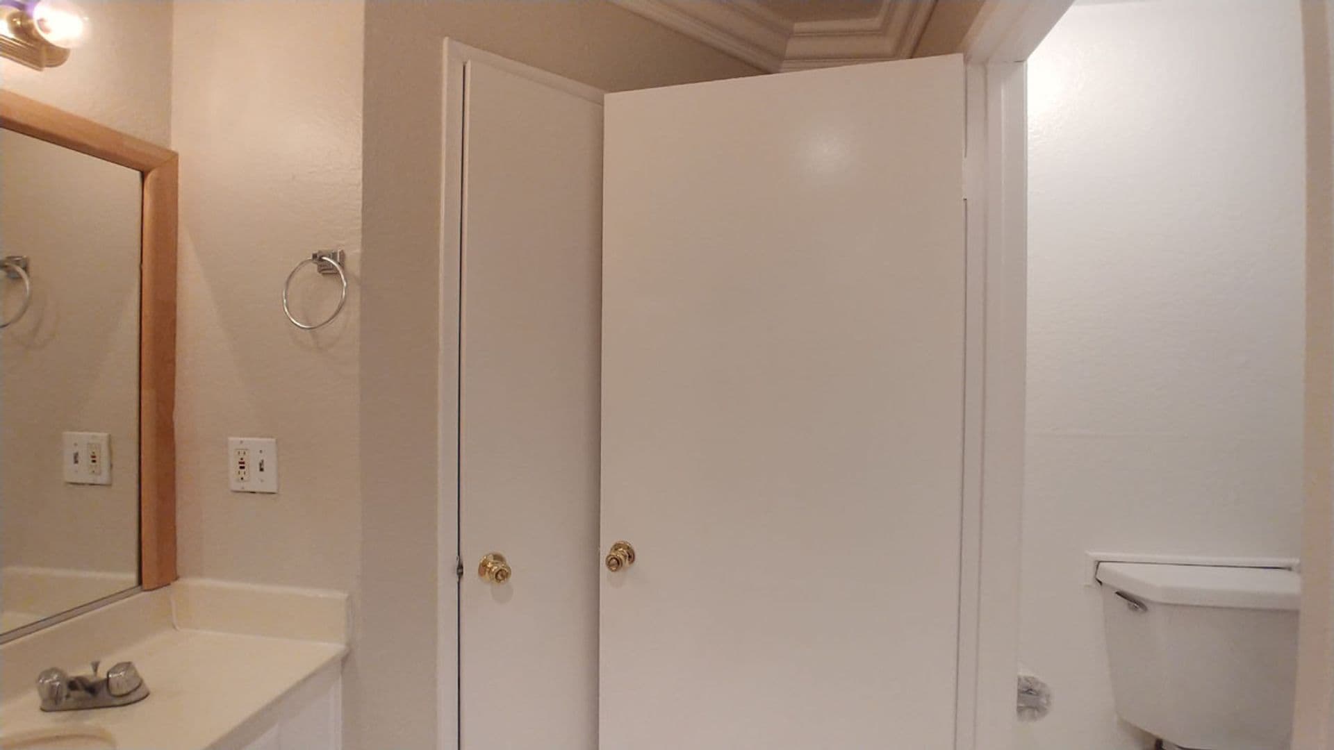 Hollywood Hills Apartment: 2069 N. Argyle Ave.