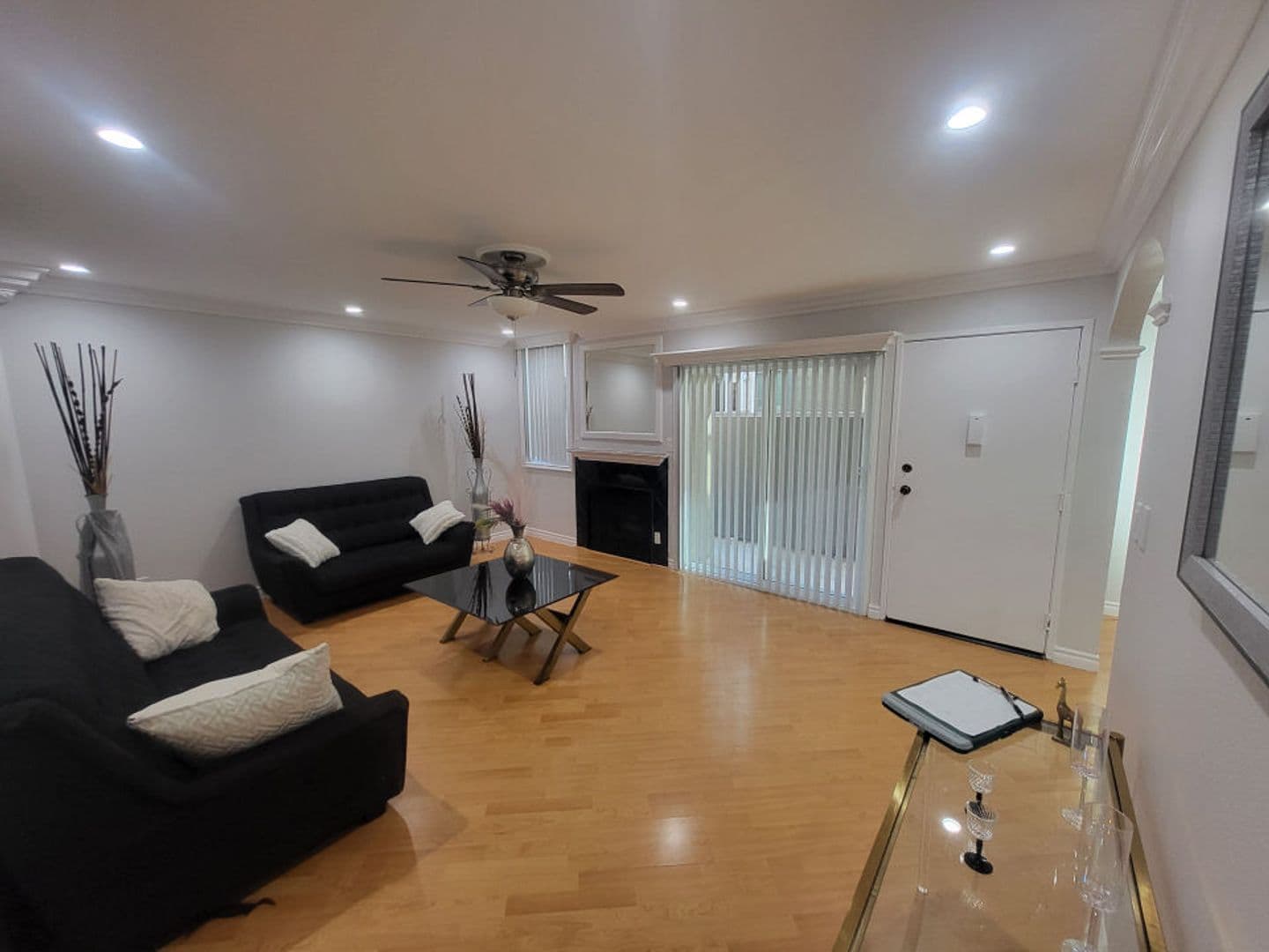 Hollywood Apartment: 940 N. Ardmore Ave.