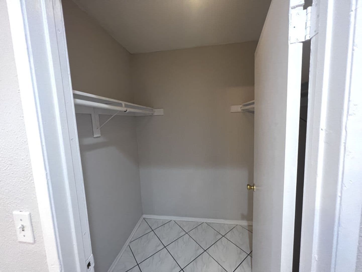 Van Nuys Apartment: 13805 Sherman Way