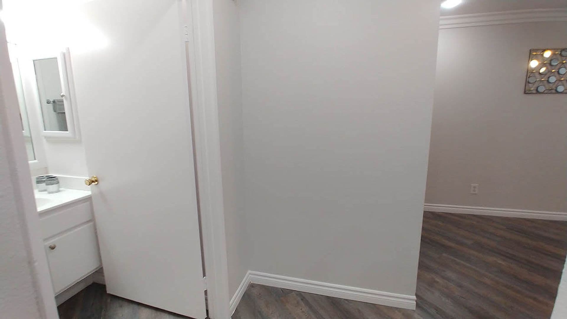 Hollywood Apartment: 6010 Romaine St.