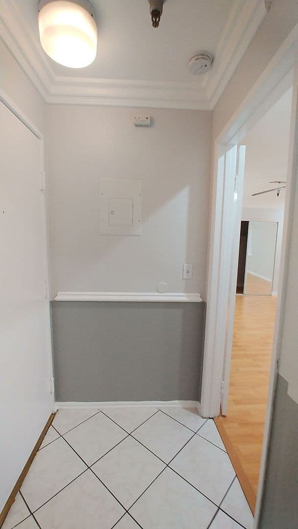 Hollywood Hills Apartment: 2069 N. Argyle Ave.