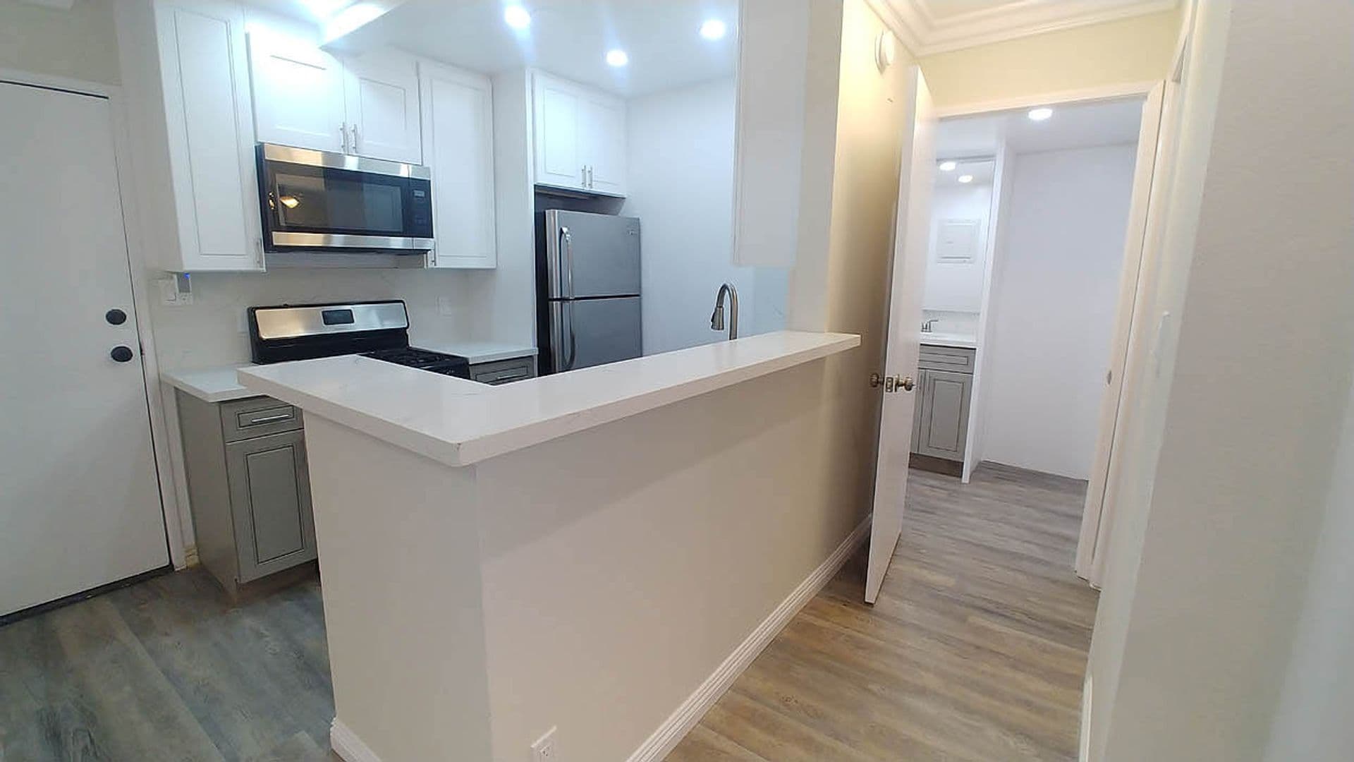 Hollywood Hills Apartment: 2020 N. Beachwood Dr.