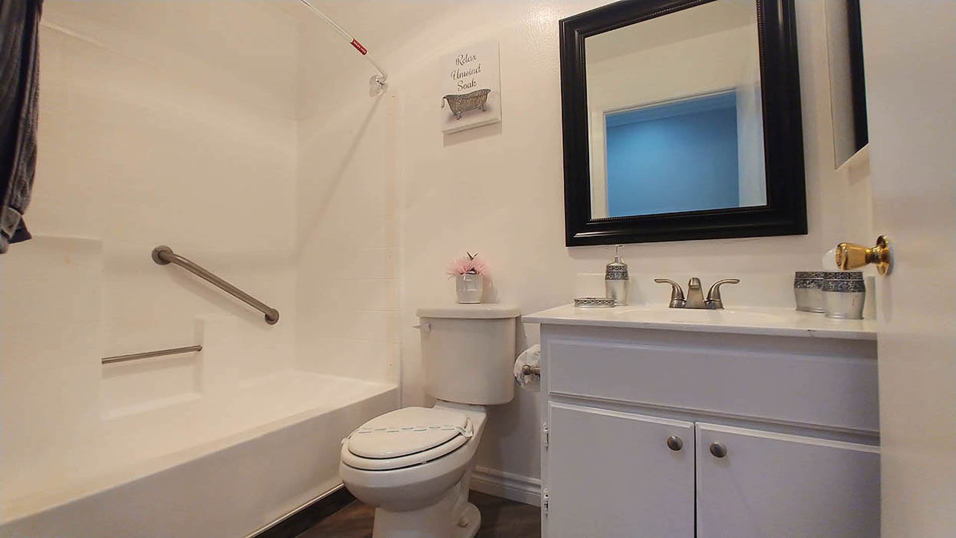 Hollywood Apartment: 6010 Romaine St.