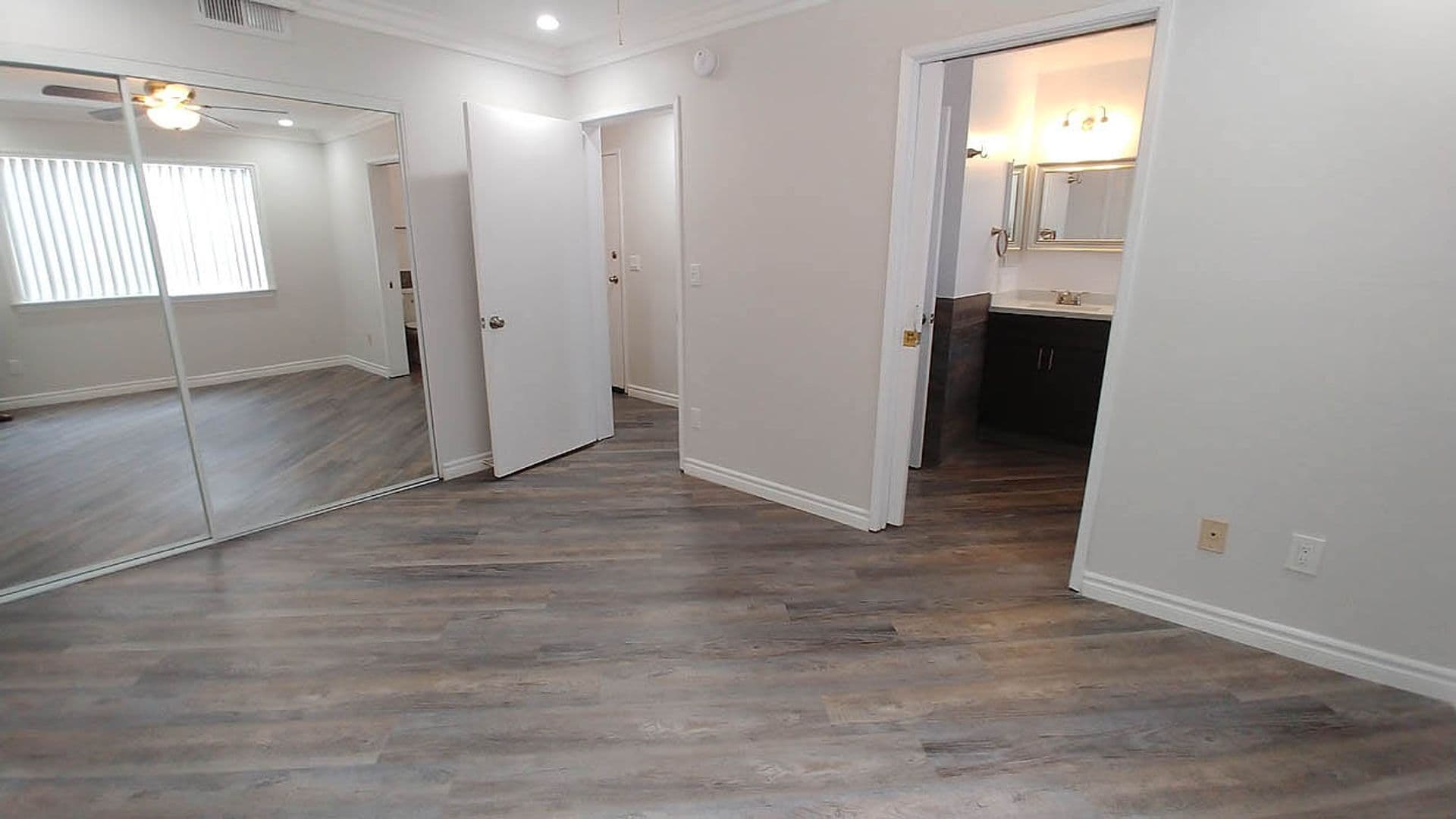 Panorama City Apartment: 14242 Roscoe Blvd.