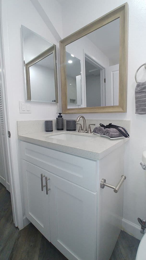 Hollywood Apartment: 940 N. Ardmore Ave.