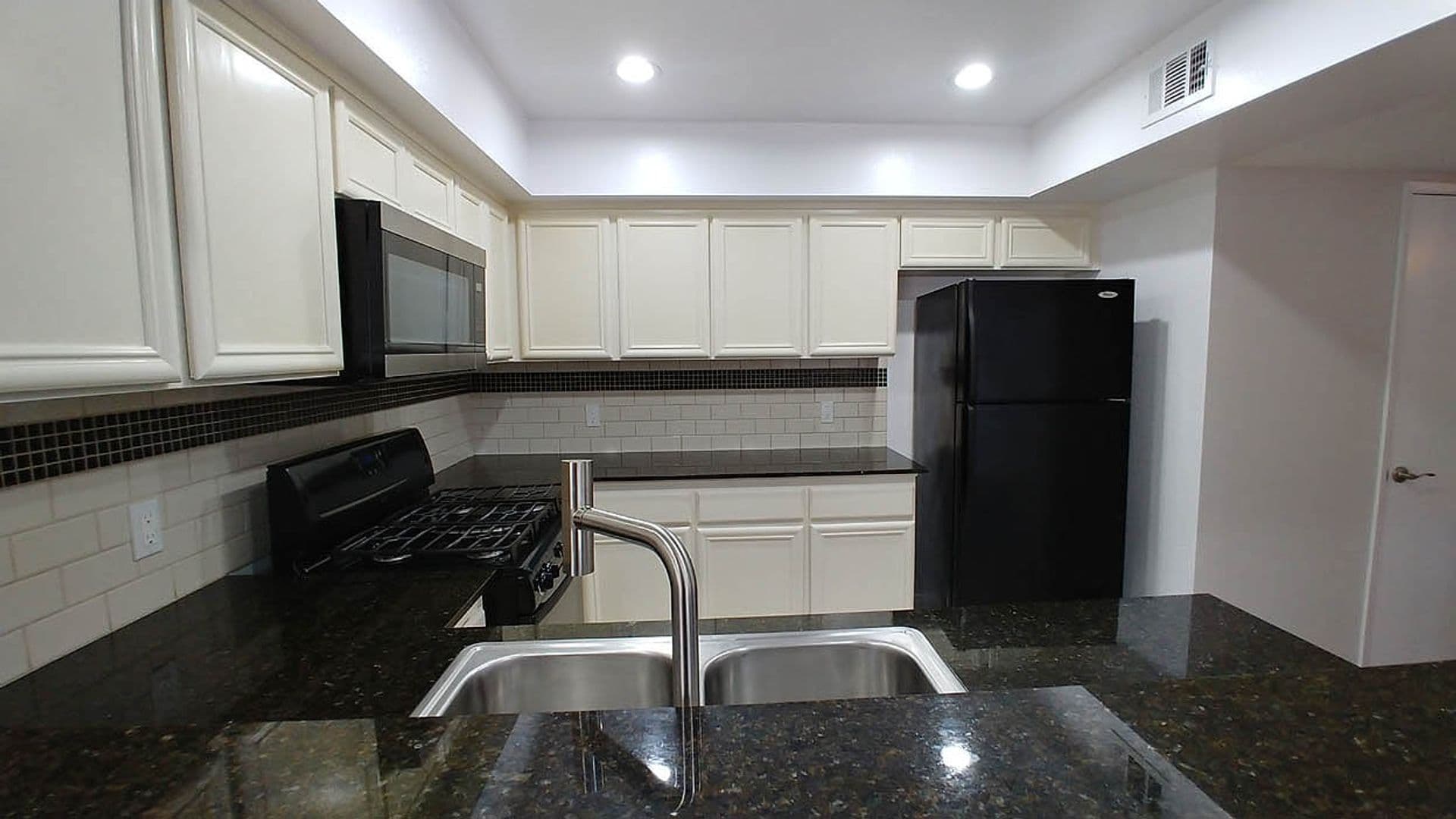Granada Hills Apartment: 11541 Blucher Ave
