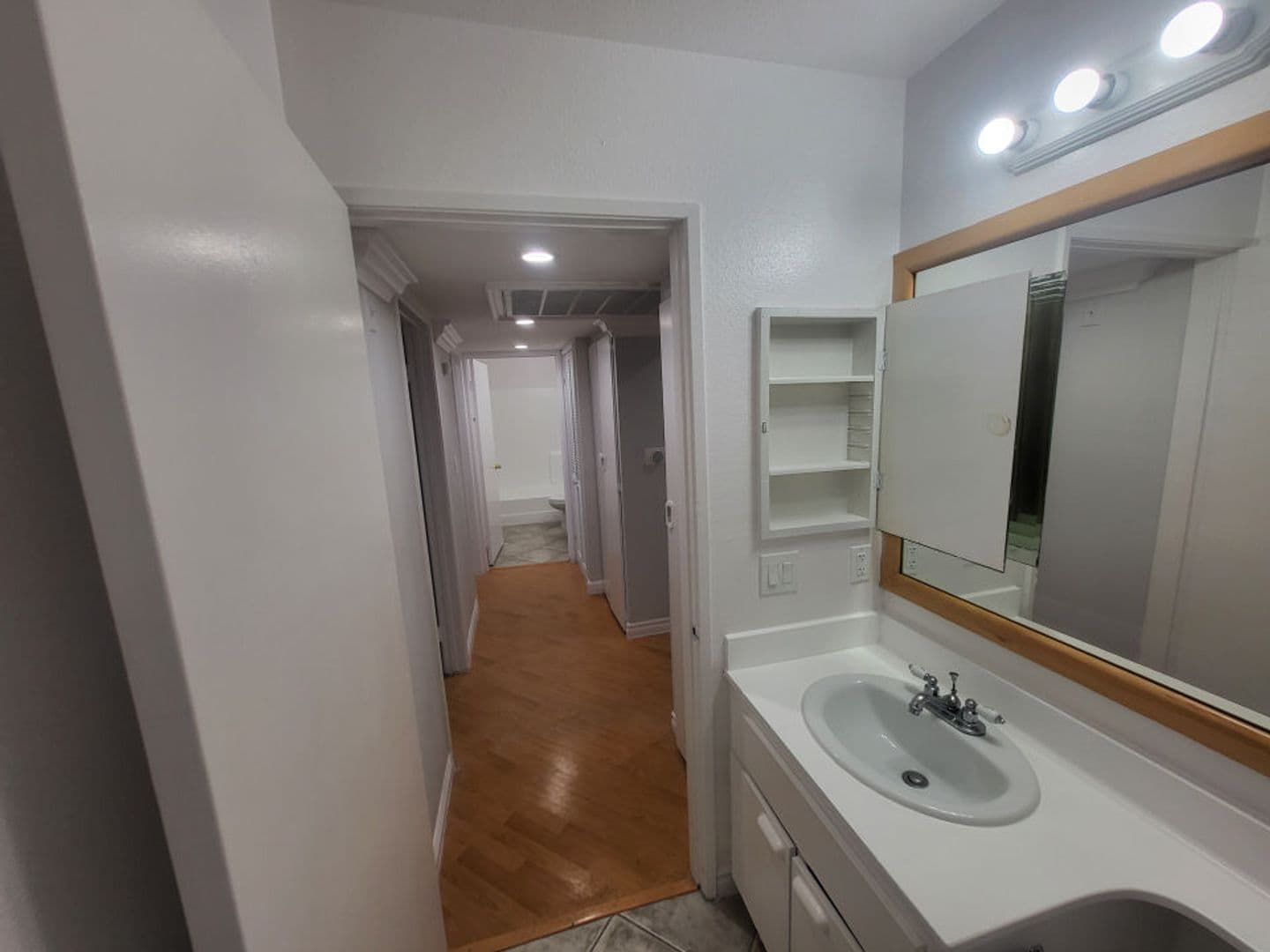 Hollywood Apartment: 940 N. Ardmore Ave.