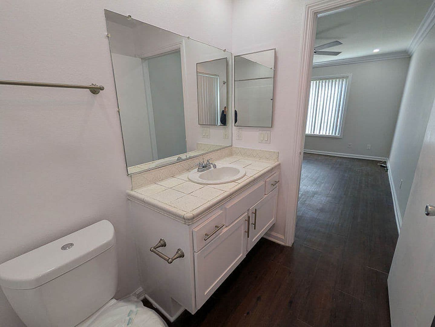 Toluca Lake Apartment: 10741 Camarillo St.