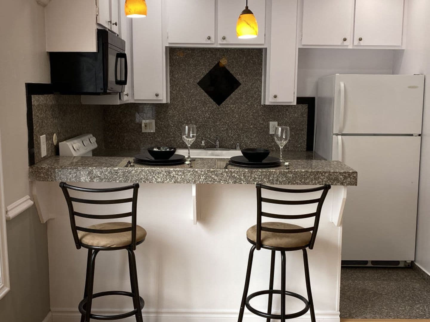 Hollywood Apartment: 1730 N. Gramercy Pl.