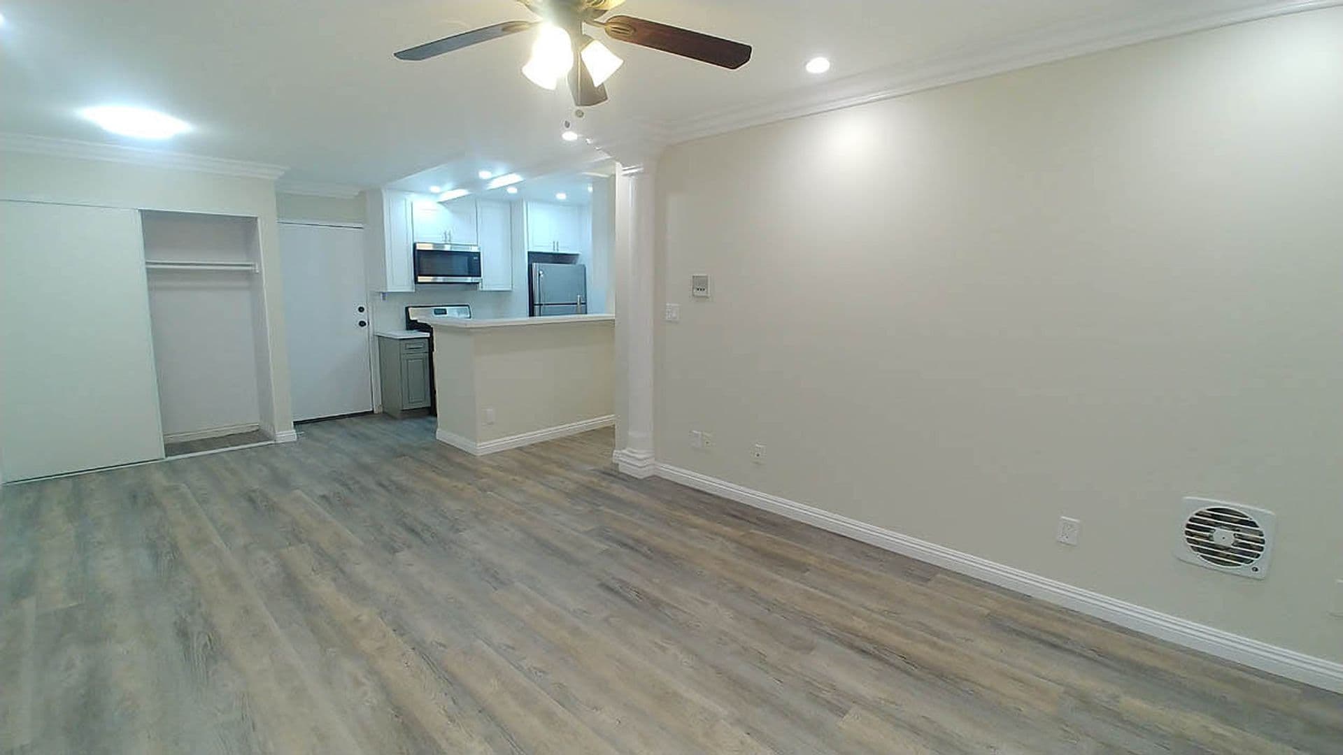 Hollywood Hills Apartment: 2020 N. Beachwood Dr.