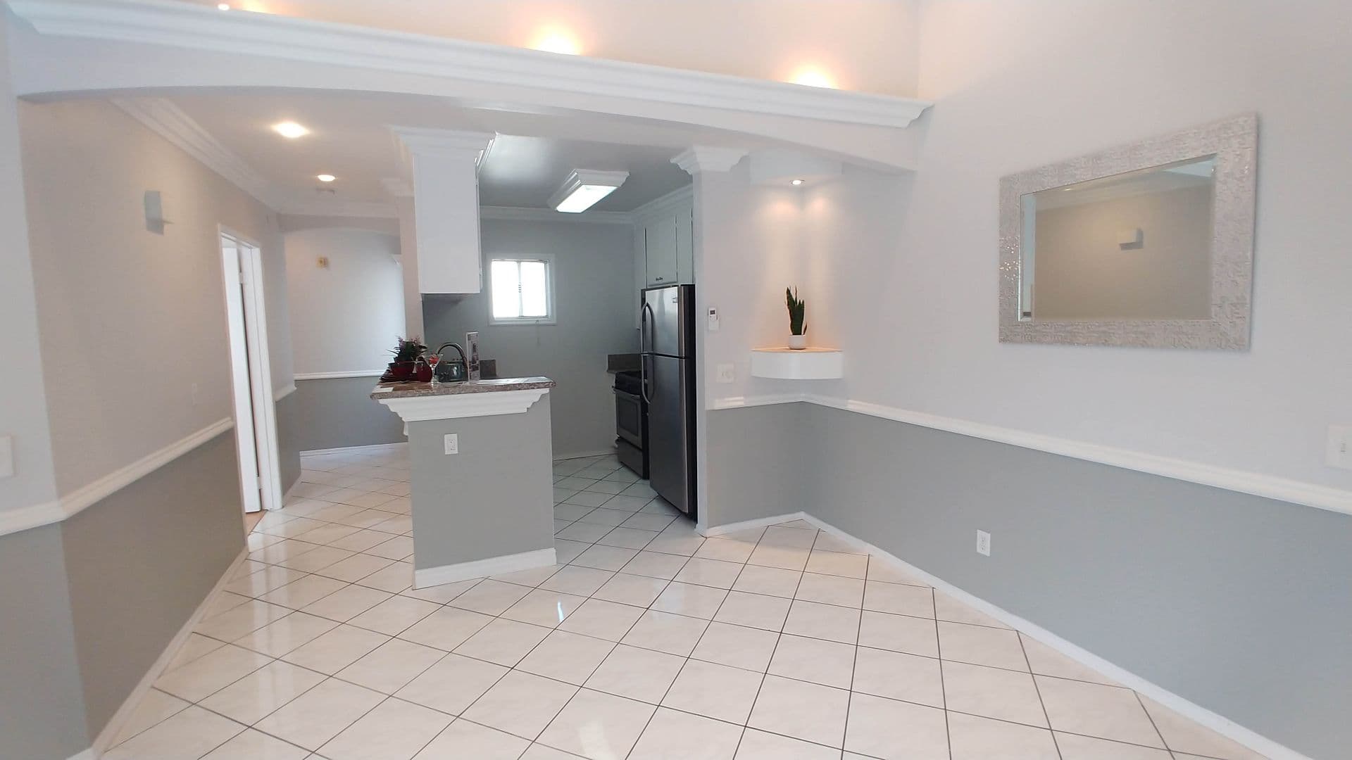 Hollywood Apartment: 6010 Romaine St.