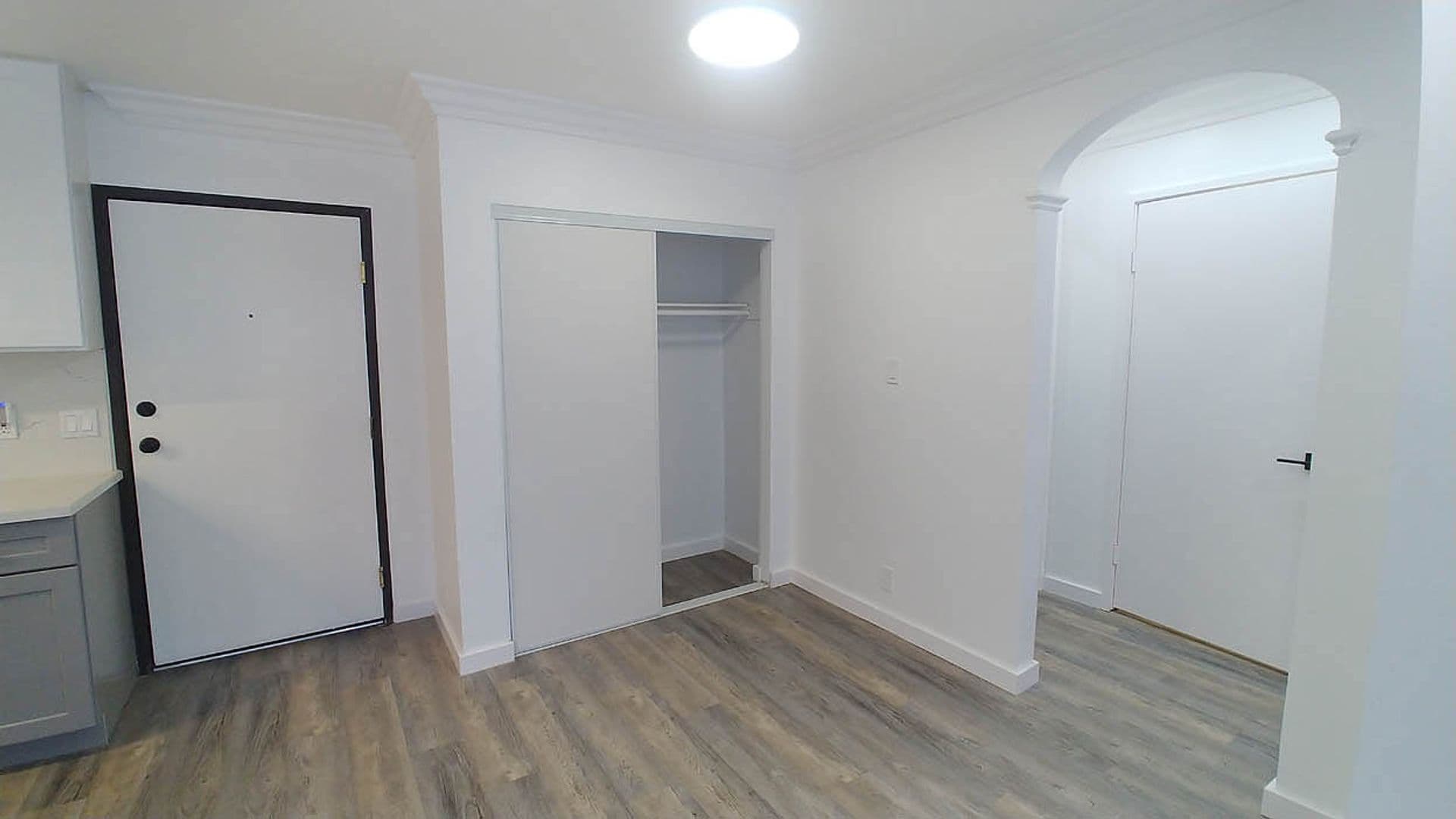 Hollywood Hills Apartment: 2020 N. Beachwood Dr.