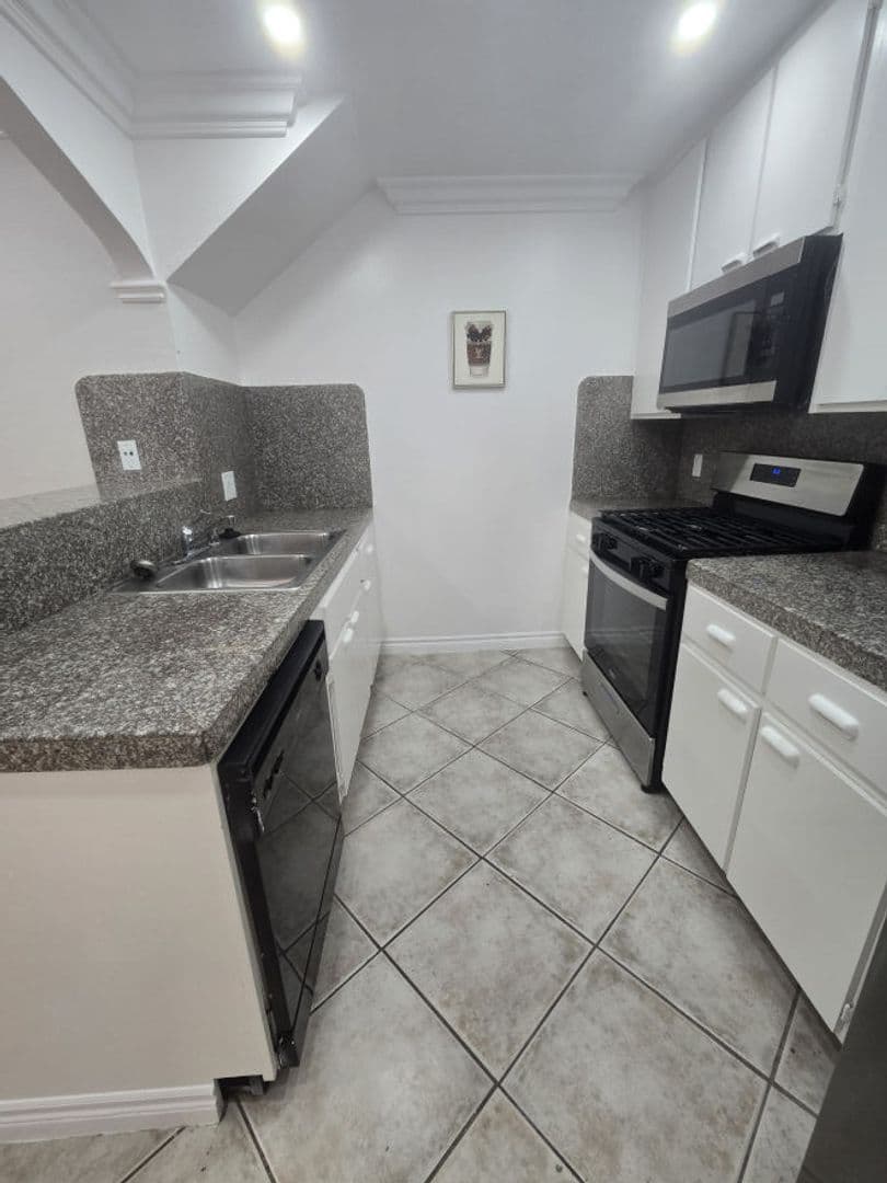 Hollywood Apartment: 940 N. Ardmore Ave.
