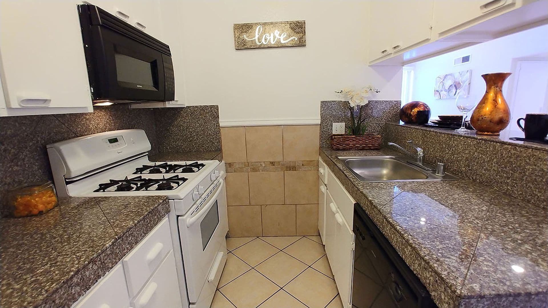 Hollywood Apartment: 940 N. Ardmore Ave.
