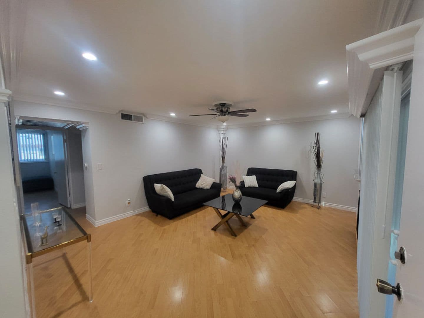 Hollywood Apartment: 940 N. Ardmore Ave.