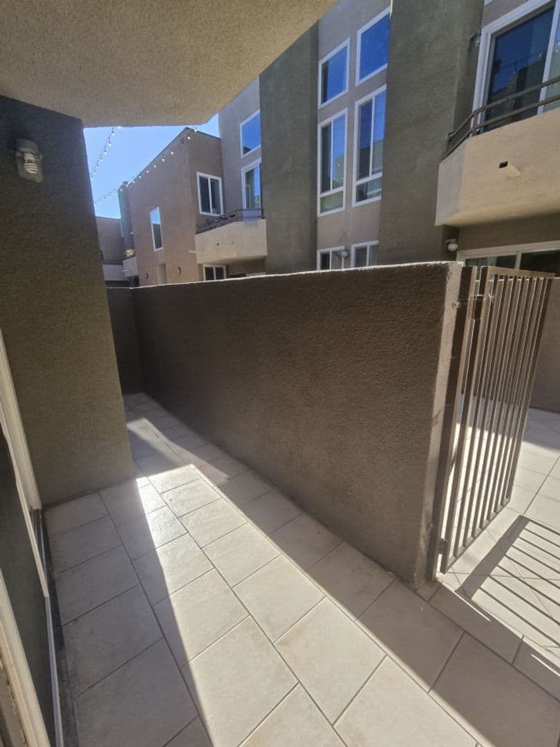 Hollywood Apartment: 940 N. Ardmore Ave.